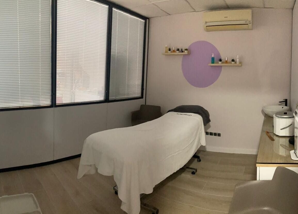 Sala de tratamiento relajante en Cuida'm, Montcada I Reixac, Catalunya, ES, lista para terapia.