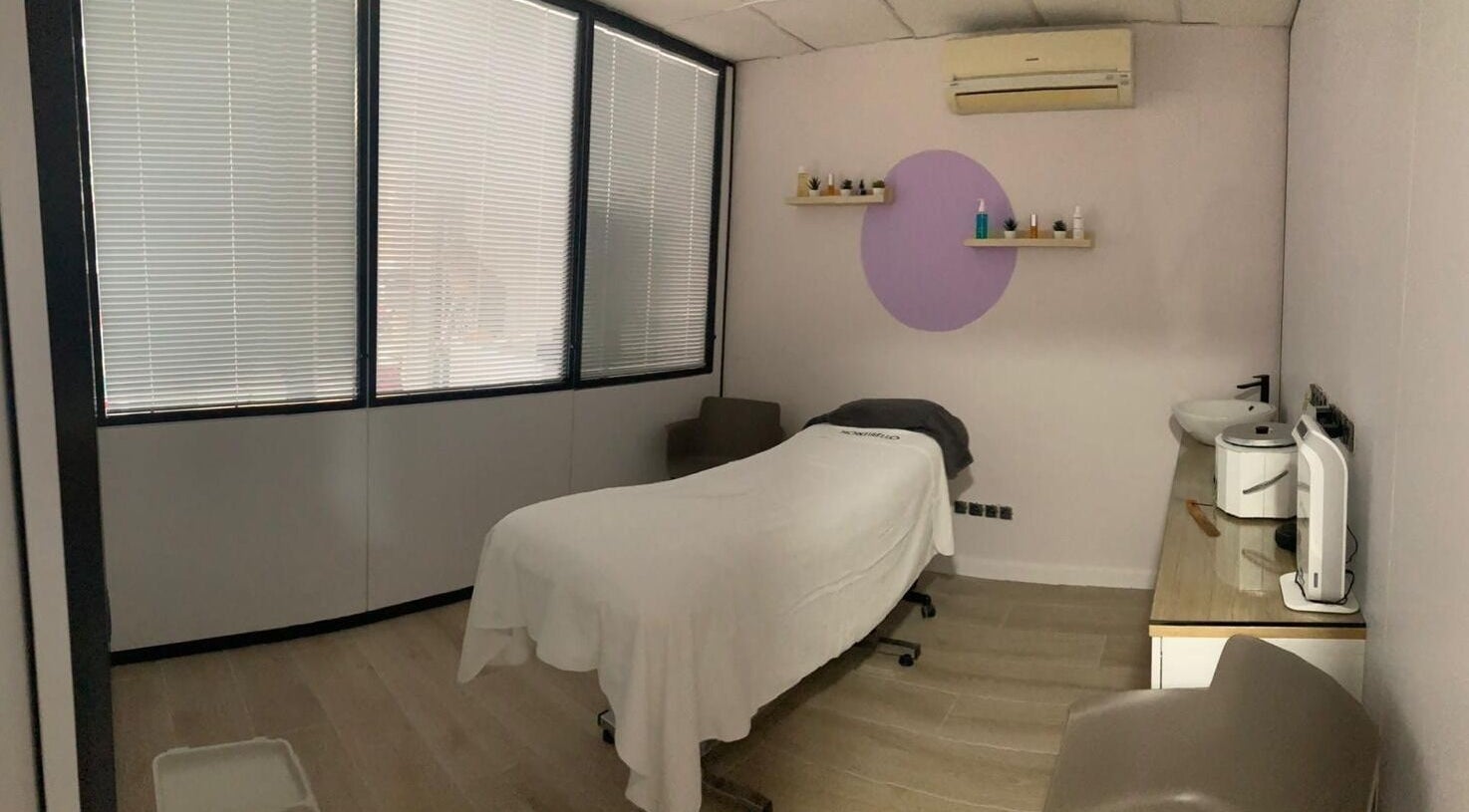 Sala de tratamiento relajante en Cuida'm, Montcada I Reixac, Catalunya, ES, lista para terapia.