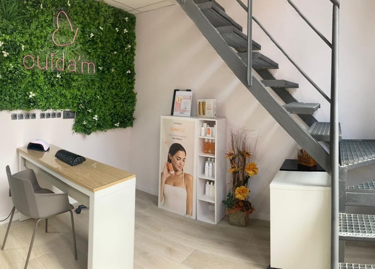 Recepción de Cuida'm en Montcada I Reixac, Catalunya, ES con pared vegetal y escalera moderna.