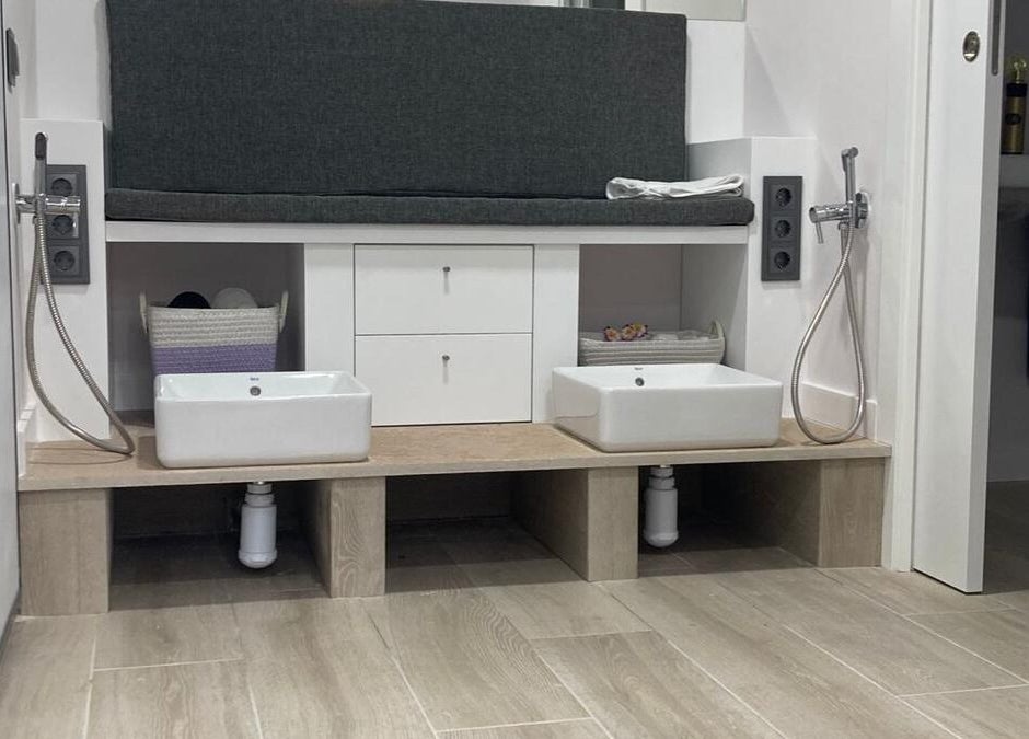 Zona de lavabo moderna en Cuida'm, Montcada I Reixac, Catalunya, ES con diseño elegante y minimalista.