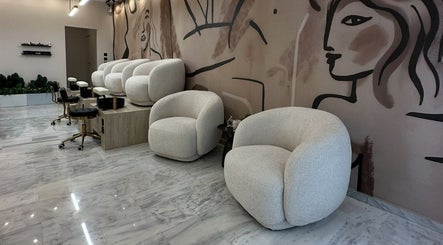 Σαλόνι με μοντέρνα καθίσματα στο Eleni Manthou Beauty Salon, Ζωγράφου, GR.