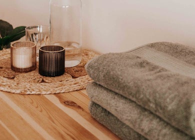 Bougies et serviettes à Studio Yoga Charleroi, Charleroi, Région Wallonne, BE pour une ambiance relaxante.