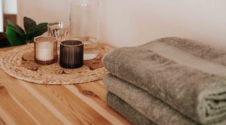 Bougies et serviettes à Studio Yoga Charleroi, Charleroi, Région Wallonne, BE pour une ambiance relaxante.