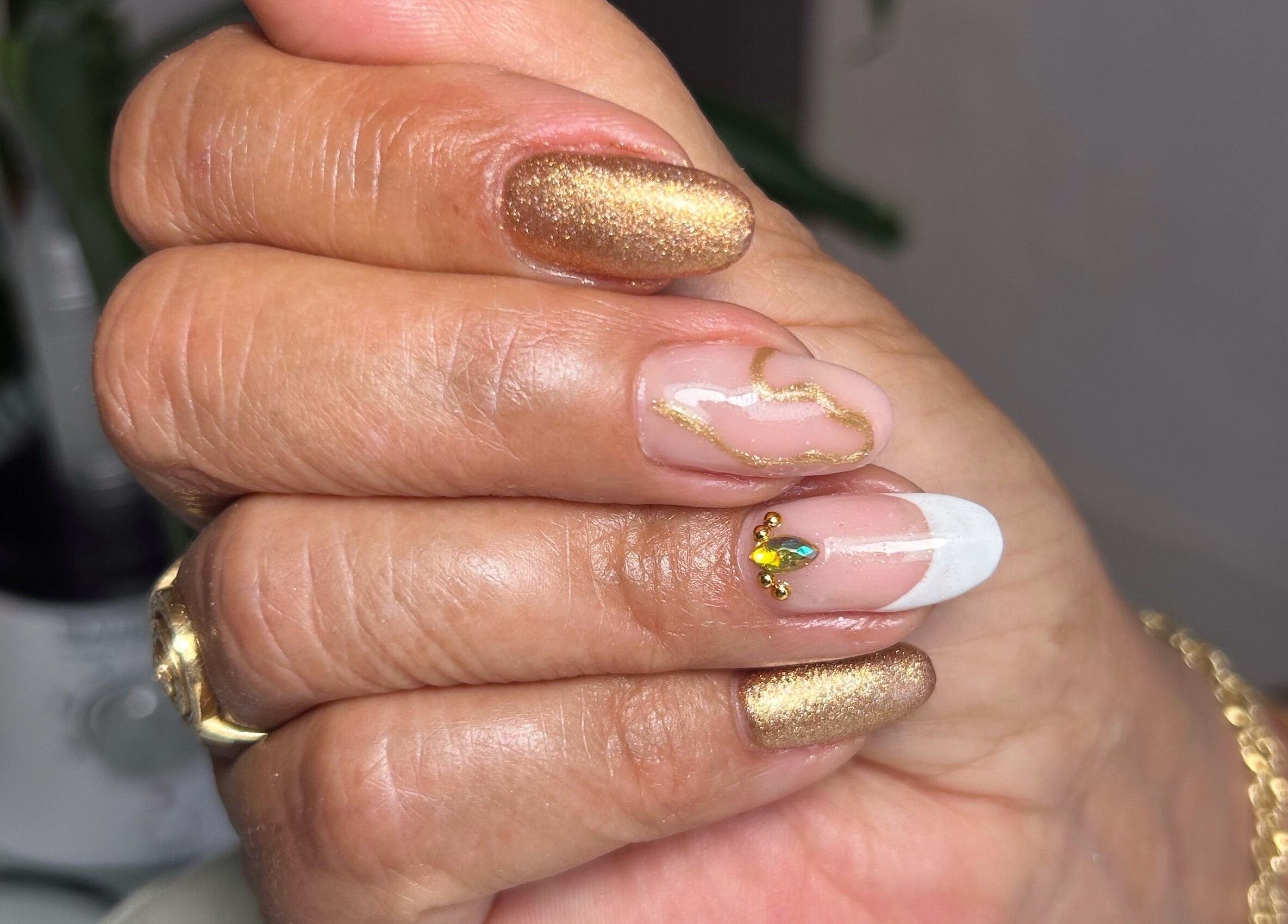 Nail art doré à L’onglerie de Lau, Castries, Occitanie, FR. Éclat et élégance au bout des doigts.