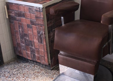 Sedia da barbiere in pelle marrone presso Pepe Barber shop, Roma, Lazio, IT.