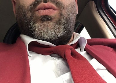 Uomo con barba e cravatta rossa a Pepe Barber shop, Roma, Lazio, IT.
