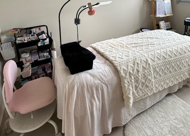 Serene aesthetic treatment room at Vilash Studio, Singapura, SG, featuring a plush bed and organized amenities.