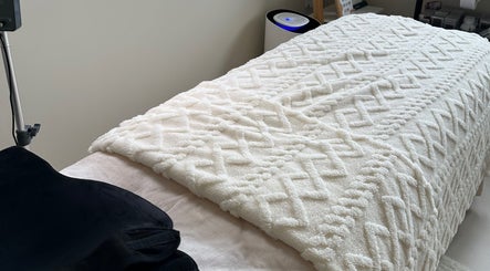 Luxurious treatment bed at Vilash Studio, Singapura, SG, showcasing comfort and elegance in wellness.