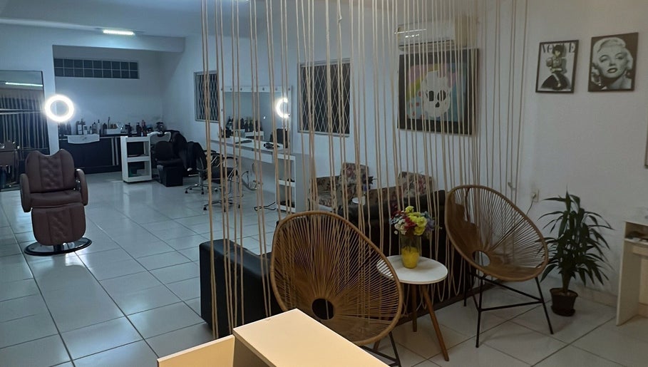 Interior do Rafael Furtado Cabeleireiro em Santa Catarina, Santa Catarina, BR, destacando ambiente moderno.