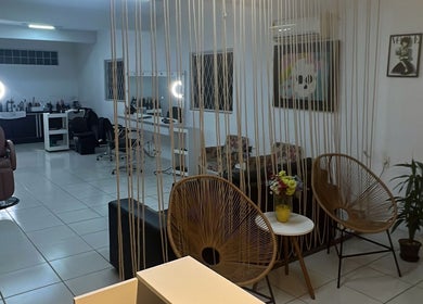 Interior do Rafael Furtado Cabeleireiro em Santa Catarina, Santa Catarina, BR, destacando ambiente moderno.