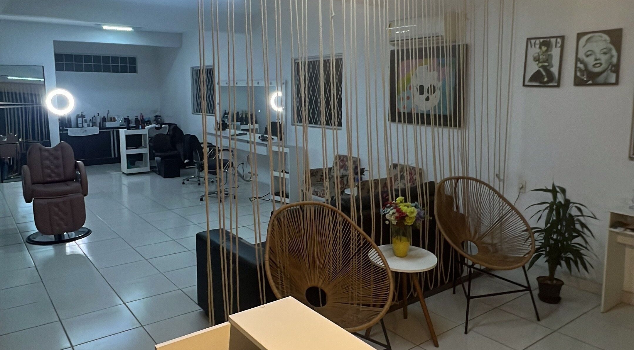 Interior do Rafael Furtado Cabeleireiro em Santa Catarina, Santa Catarina, BR, destacando ambiente moderno.