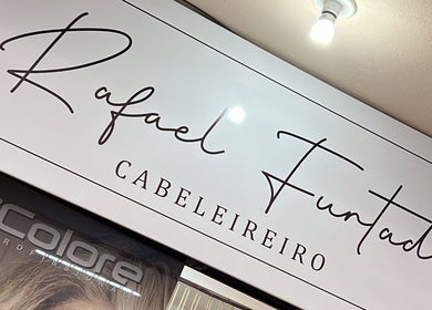 Placa elegante com o logotipo de Rafael Furtado Cabeleireiro em Santa Catarina, Santa Catarina, BR.
