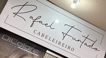 Placa elegante com o logotipo de Rafael Furtado Cabeleireiro em Santa Catarina, Santa Catarina, BR.