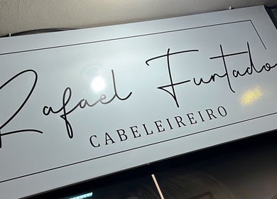 Placa do Rafael Furtado Cabeleireiro em Santa Catarina, SC, BR, exibindo design moderno.