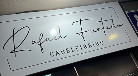 Placa do Rafael Furtado Cabeleireiro em Santa Catarina, SC, BR, exibindo design moderno.