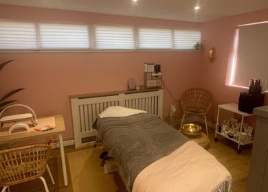 Calm treatment room at Lyndsay’s Beauty in Bottesford, England, GB with soft pink walls and spa bed.