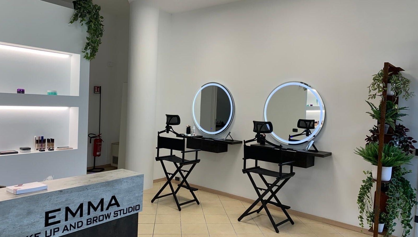 Interno di Emma Make Up And Brow Studio a San Zeno Naviglio, Lombardia, IT, con specchi luminosi e piante.