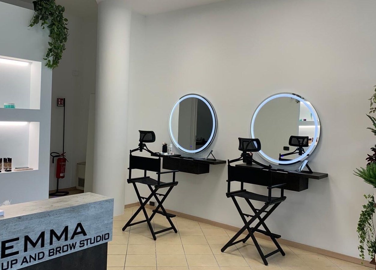 Interno di Emma Make Up And Brow Studio a San Zeno Naviglio, Lombardia, IT, con specchi luminosi e piante.