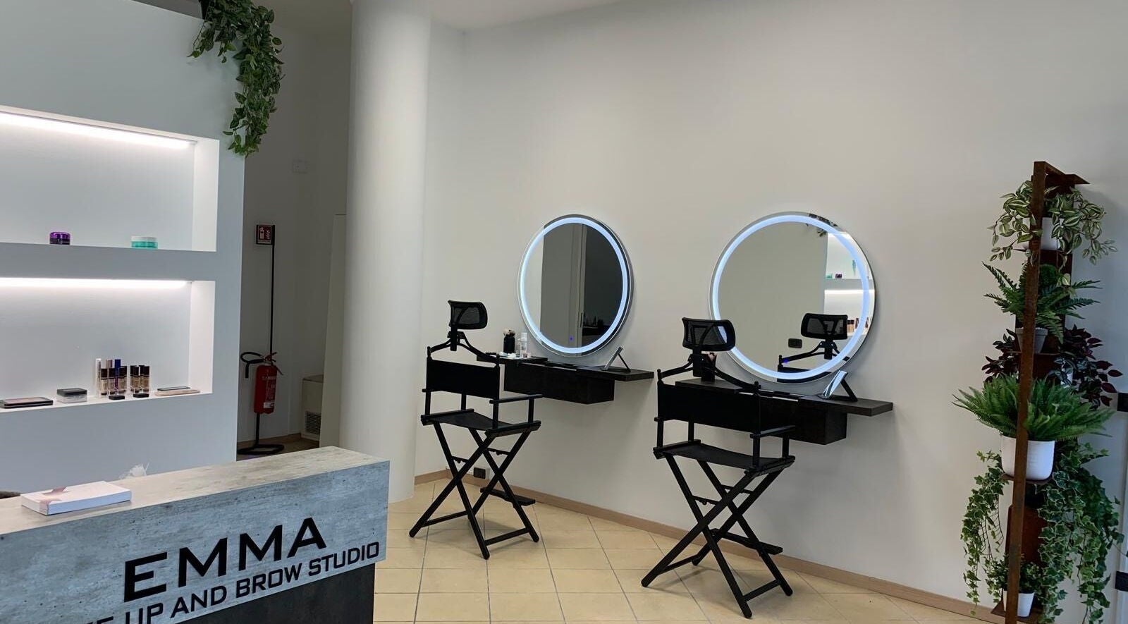 Interno di Emma Make Up And Brow Studio a San Zeno Naviglio, Lombardia, IT, con specchi luminosi e piante.