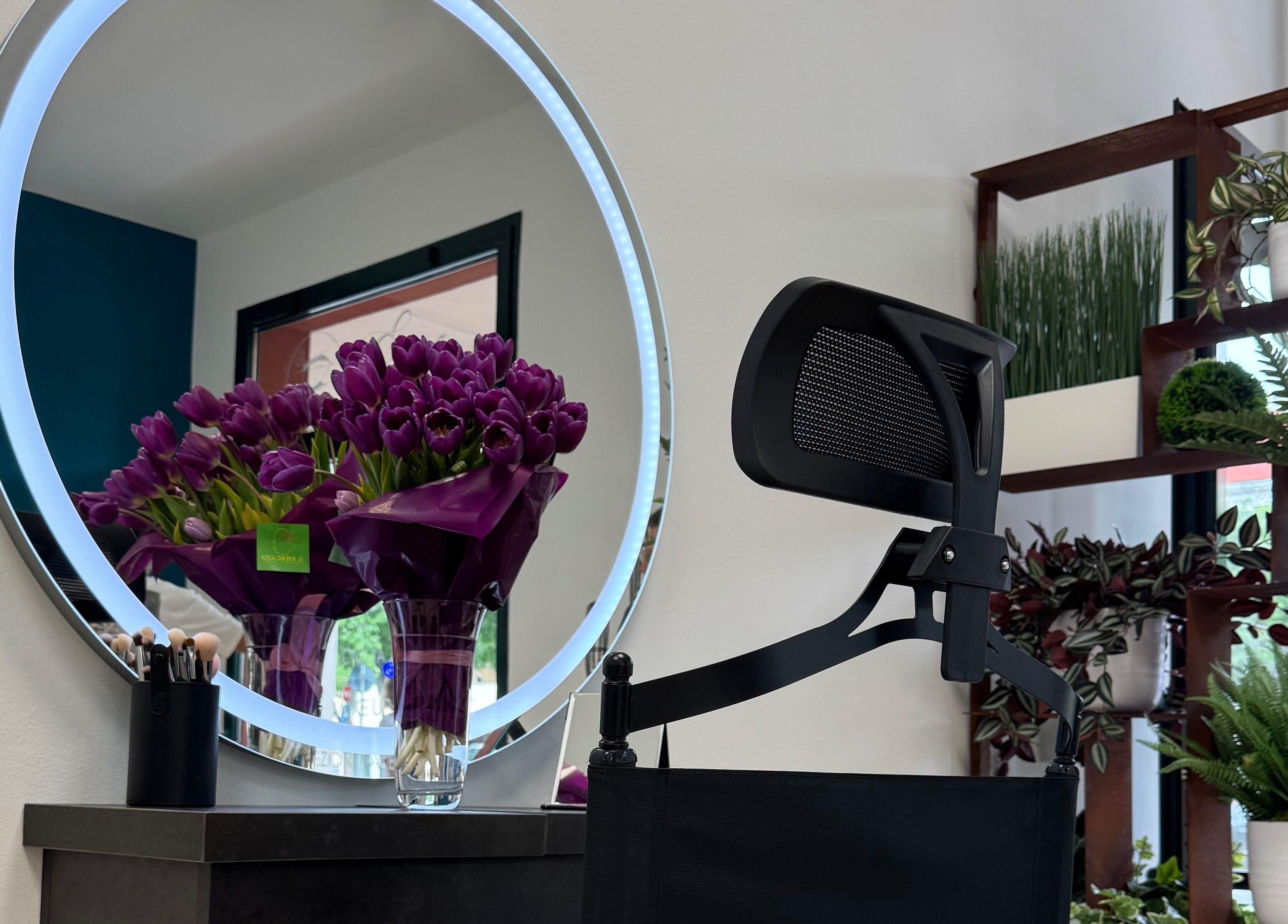 Postazione trucco con tulipani viola presso Emma Make Up And Brow Studio a San Zeno Naviglio, Lombardia, IT.