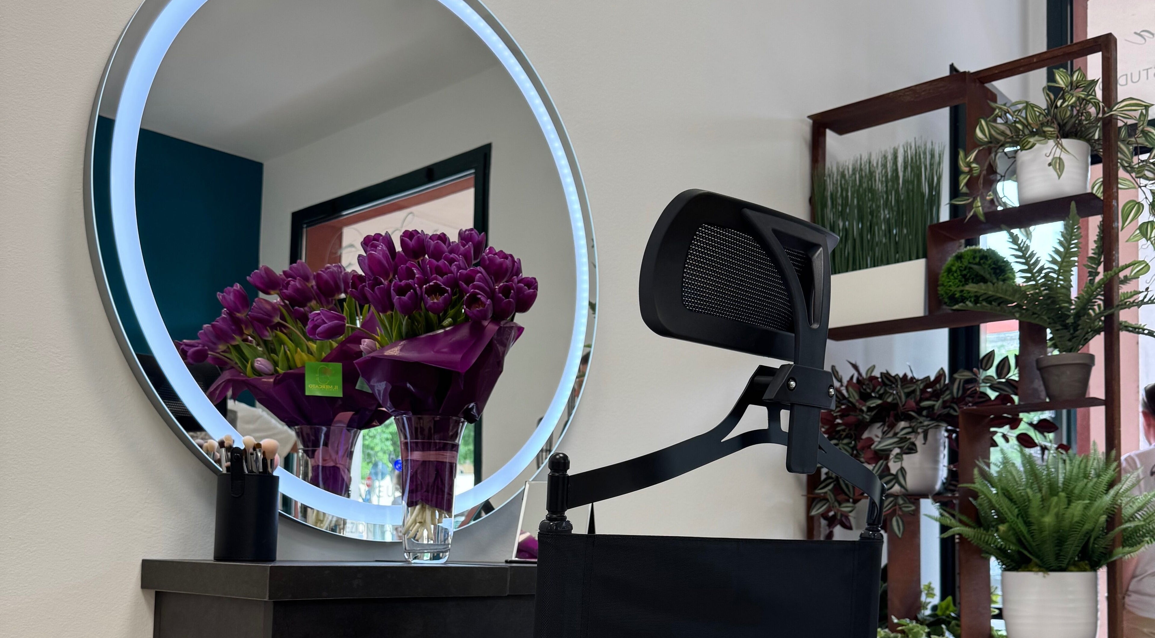 Postazione trucco con tulipani viola presso Emma Make Up And Brow Studio a San Zeno Naviglio, Lombardia, IT.