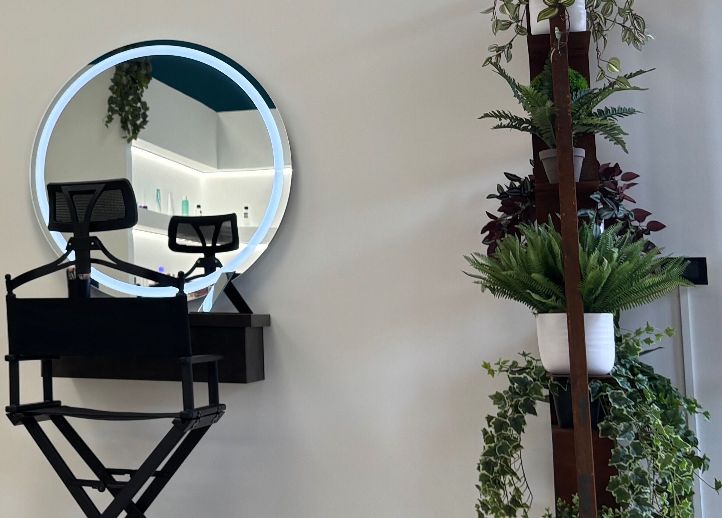 Specchio illuminato e sedia trucco presso Emma Make Up And Brow Studio, San Zeno Naviglio, Lombardia, IT.