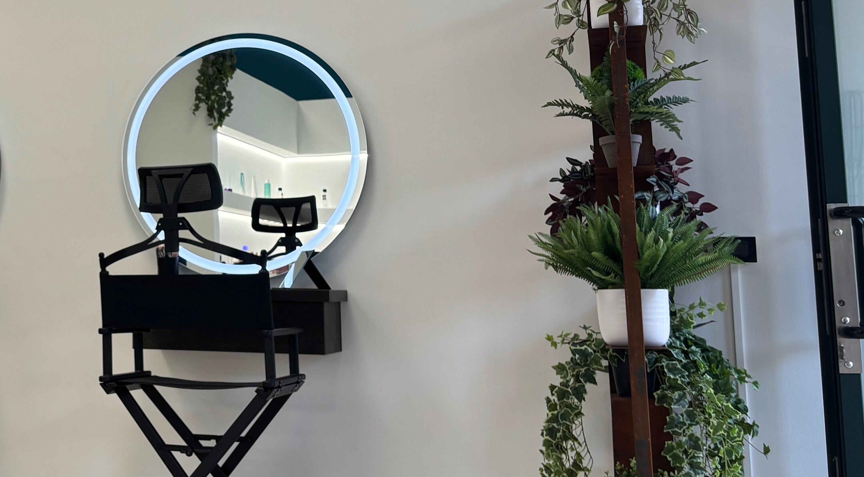 Specchio illuminato e sedia trucco presso Emma Make Up And Brow Studio, San Zeno Naviglio, Lombardia, IT.