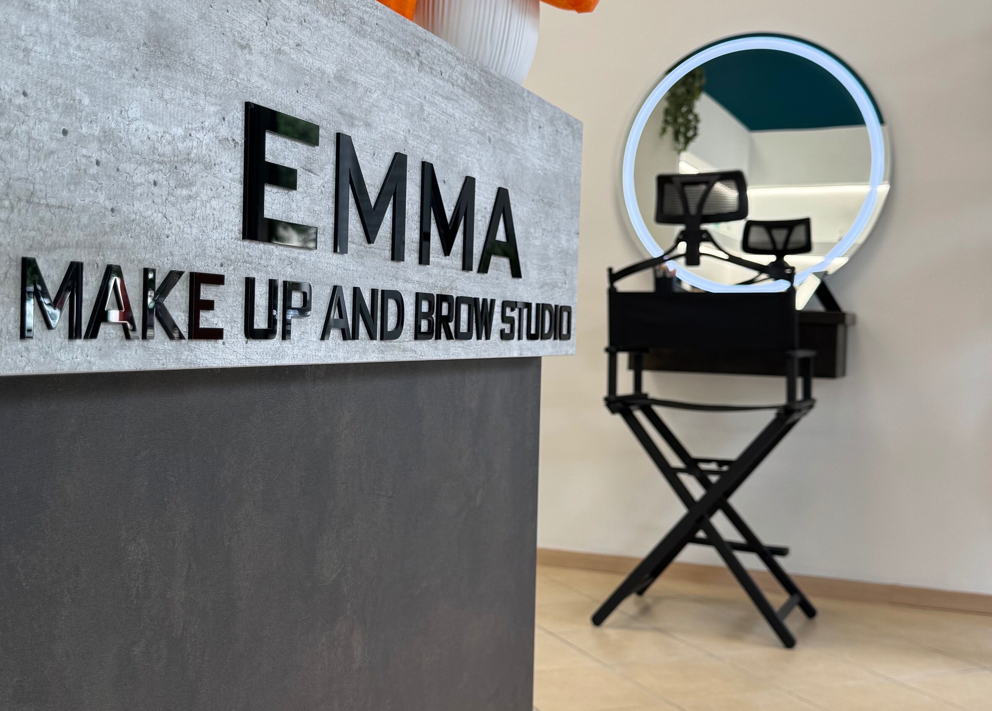 Ingresso di Emma Make Up And Brow Studio a San Zeno Naviglio, Lombardia, IT con elegante design moderno.