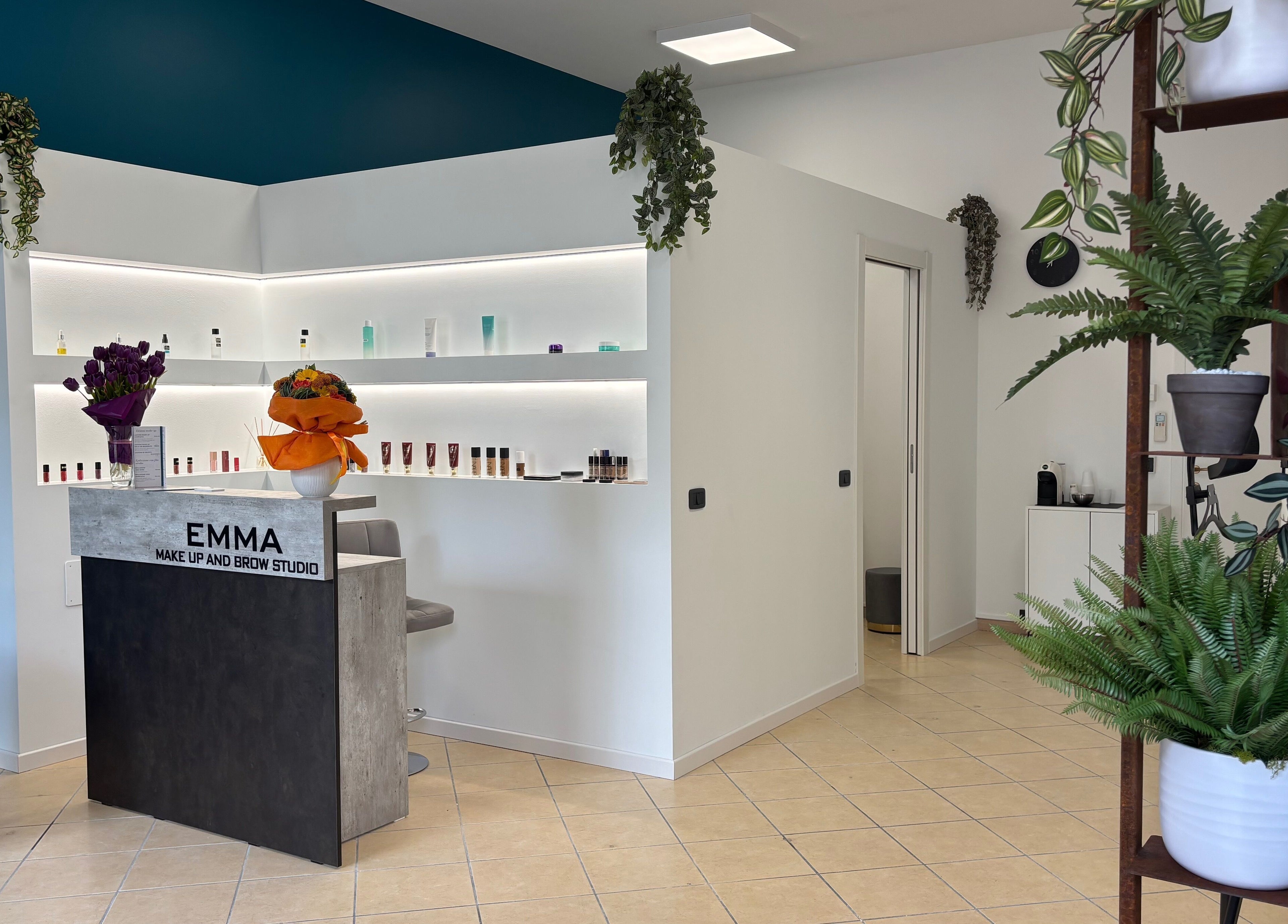 Interno elegante di Emma Make Up And Brow Studio a San Zeno Naviglio, Lombardia, IT.