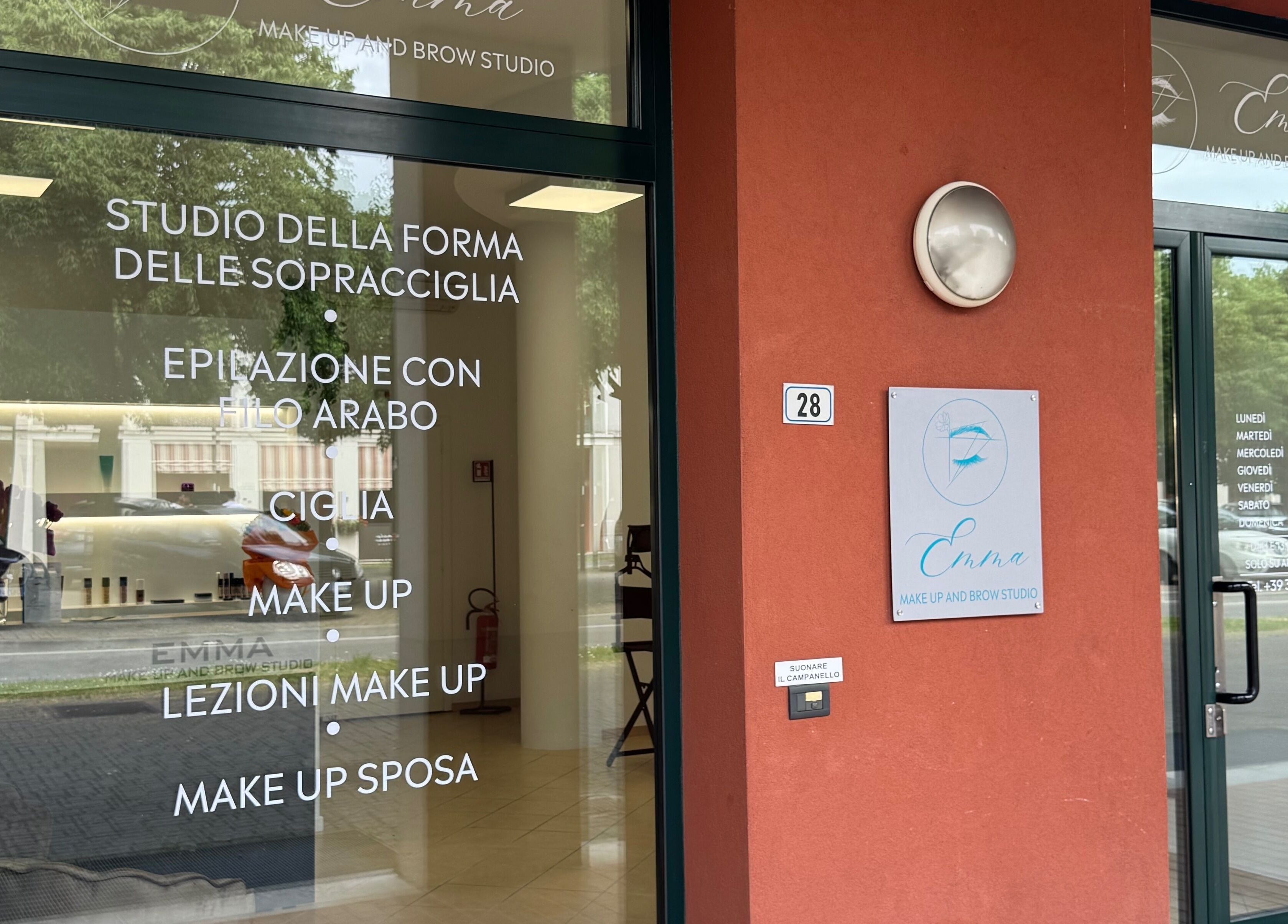 Facciata di Emma Make Up And Brow Studio a San Zeno Naviglio, Lombardia, IT con ampie finestre e offerta servizi.