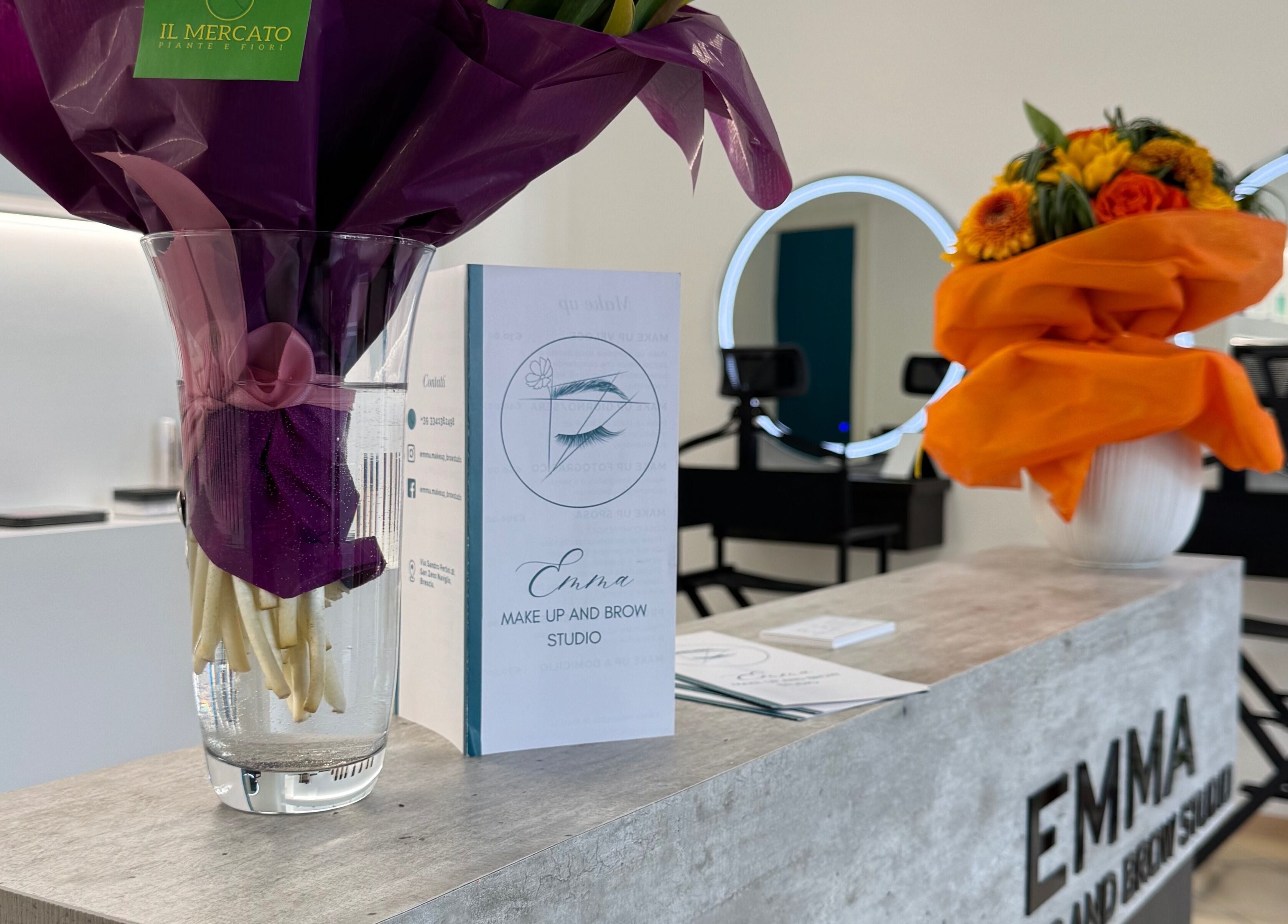 Dettaglio interno Emma Make Up And Brow Studio, San Zeno Naviglio, Lombardia, IT, con fiori e sedie trucco.