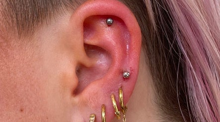 Piercing élégant sur oreille à Vices Underskin, Lille, Hauts-de-France, FR. Capture de style moderne.