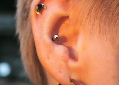 Piercing d'oreille stylé à Vices Underskin, Lille, Hauts-de-France, FR, reflétant une ambiance moderne.
