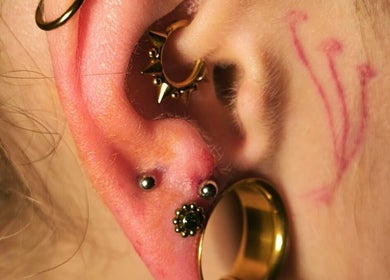 Piercings d'oreille artistiques à Vices Underskin à Lille, Hauts-de-France, FR, avec bijoux uniques.