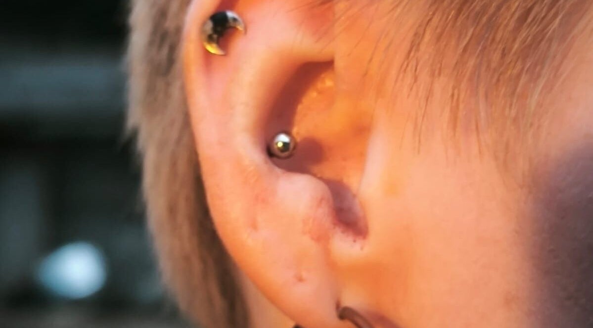 Piercing d'oreille moderne chez Vices Underskin à Lille, Hauts-de-France, FR.