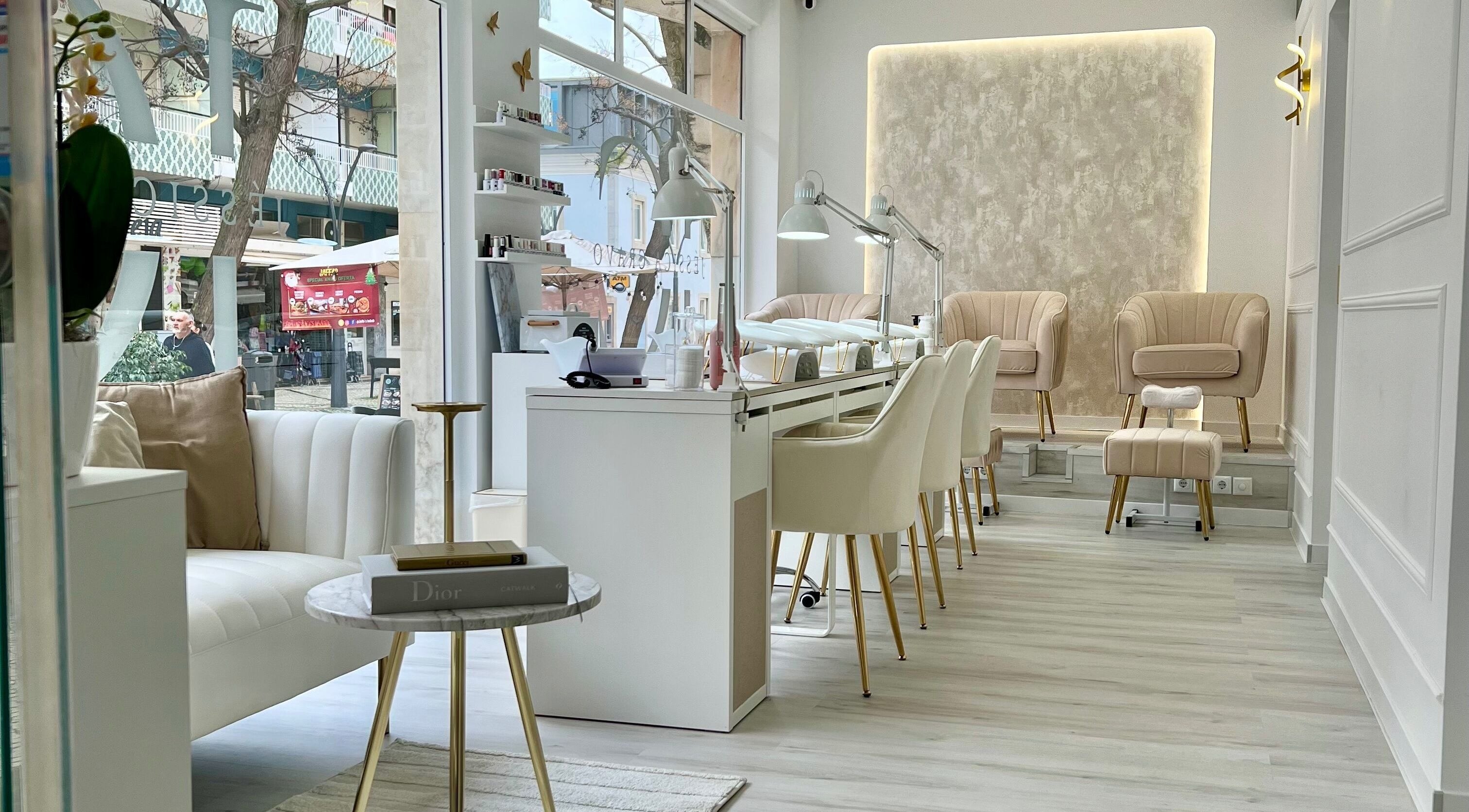 Interior moderno e elegante da Jéssica Cravo Estética em Quarteira, Faro, PT, com móveis sofisticados.