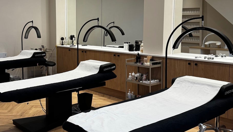 Fox & Flo | Lash and Brow Bar image 1