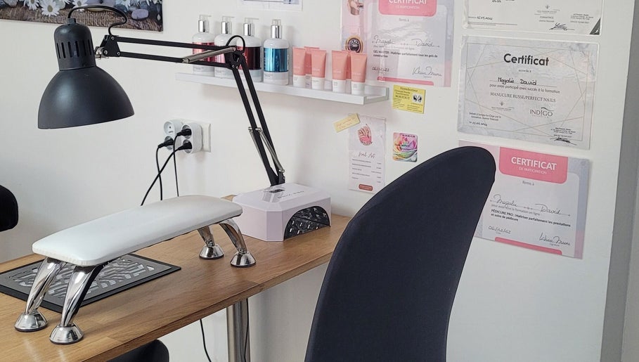 Poste de travail professionnel chez Magnifi'sens à Coubron, Île-de-France, FR avec lampes et produits de beauté.