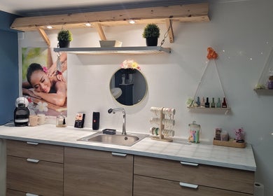Espace de relaxation moderne chez Magnifi'sens à Coubron, Île-de-France, FR avec décorations apaisantes.