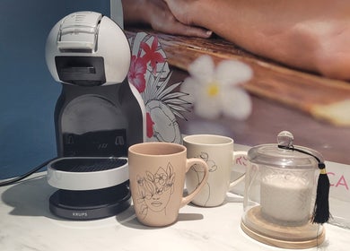 Machine à café moderne avec tasses chez Magnifi'sens, Coubron, Île-de-france, FR, offrant une ambiance relaxante.