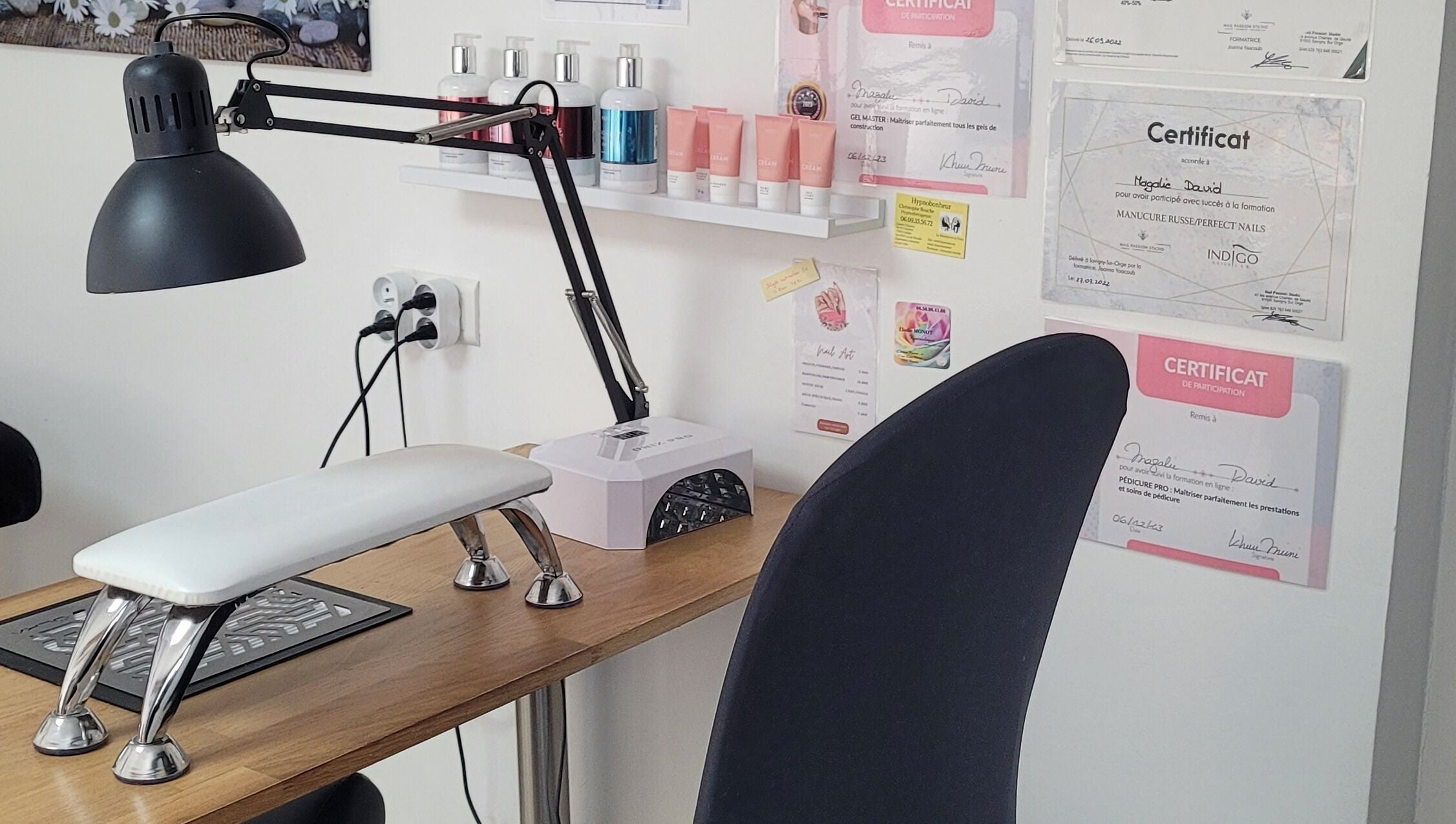 Station de manucure moderne chez Magnifi'sens à Coubron, Île-de-France, FR, avec certificats muraux.