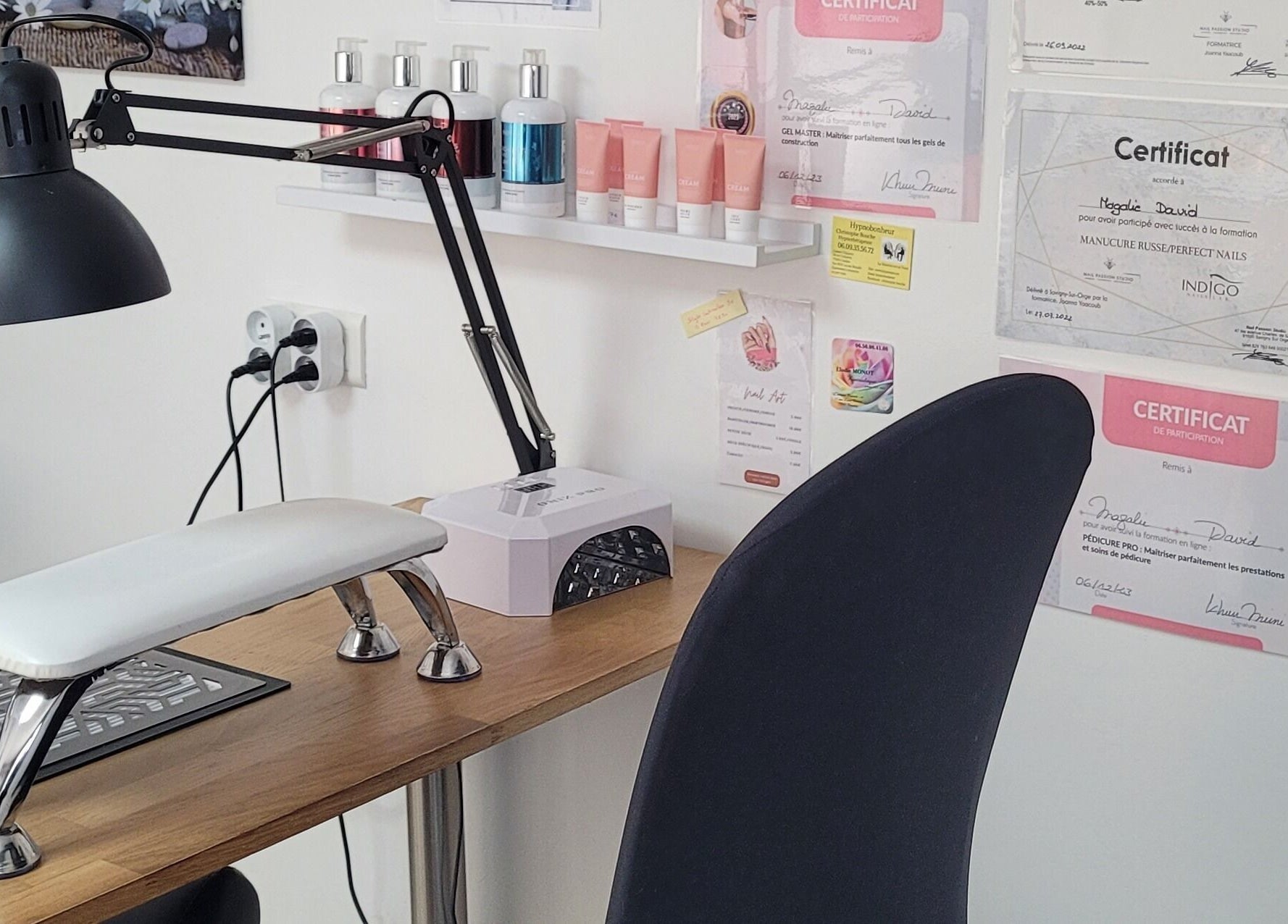 Station de manucure moderne chez Magnifi'sens à Coubron, Île-de-France, FR, avec certificats muraux.