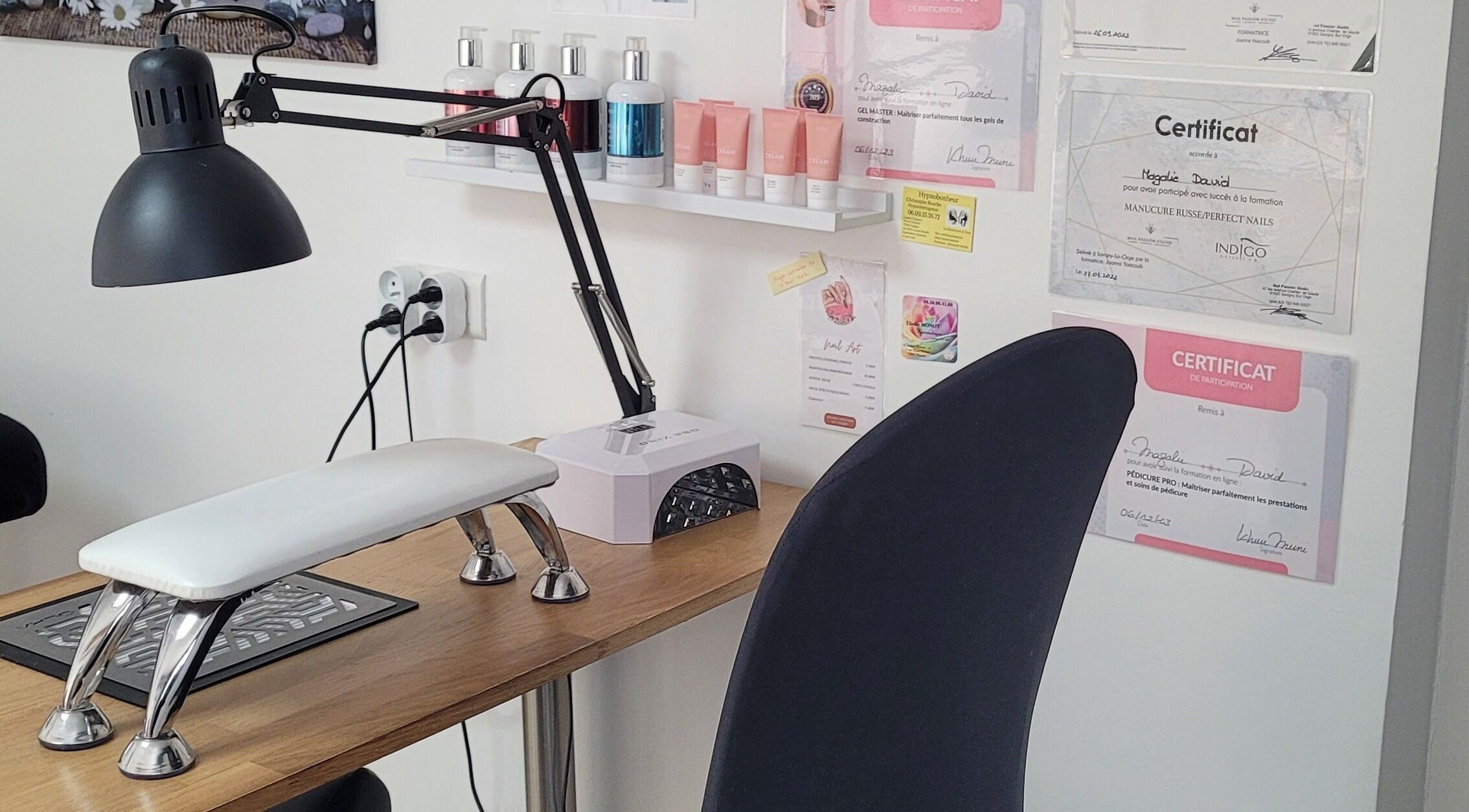 Station de manucure moderne chez Magnifi'sens à Coubron, Île-de-France, FR, avec certificats muraux.