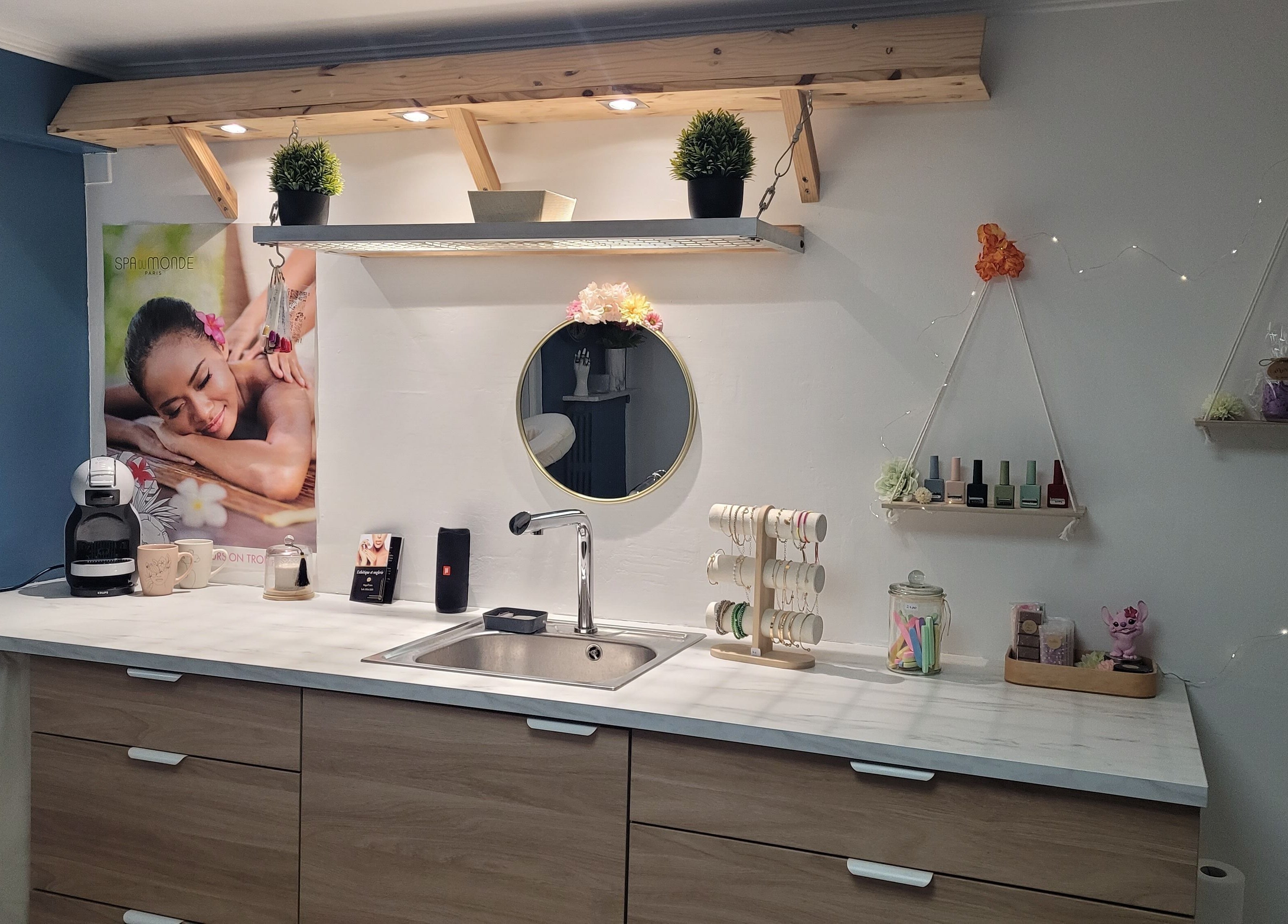 Intérieur apaisant de Magnifi'sens à Coubron, Île-de-france, FR avec décor de spa luxuriant.