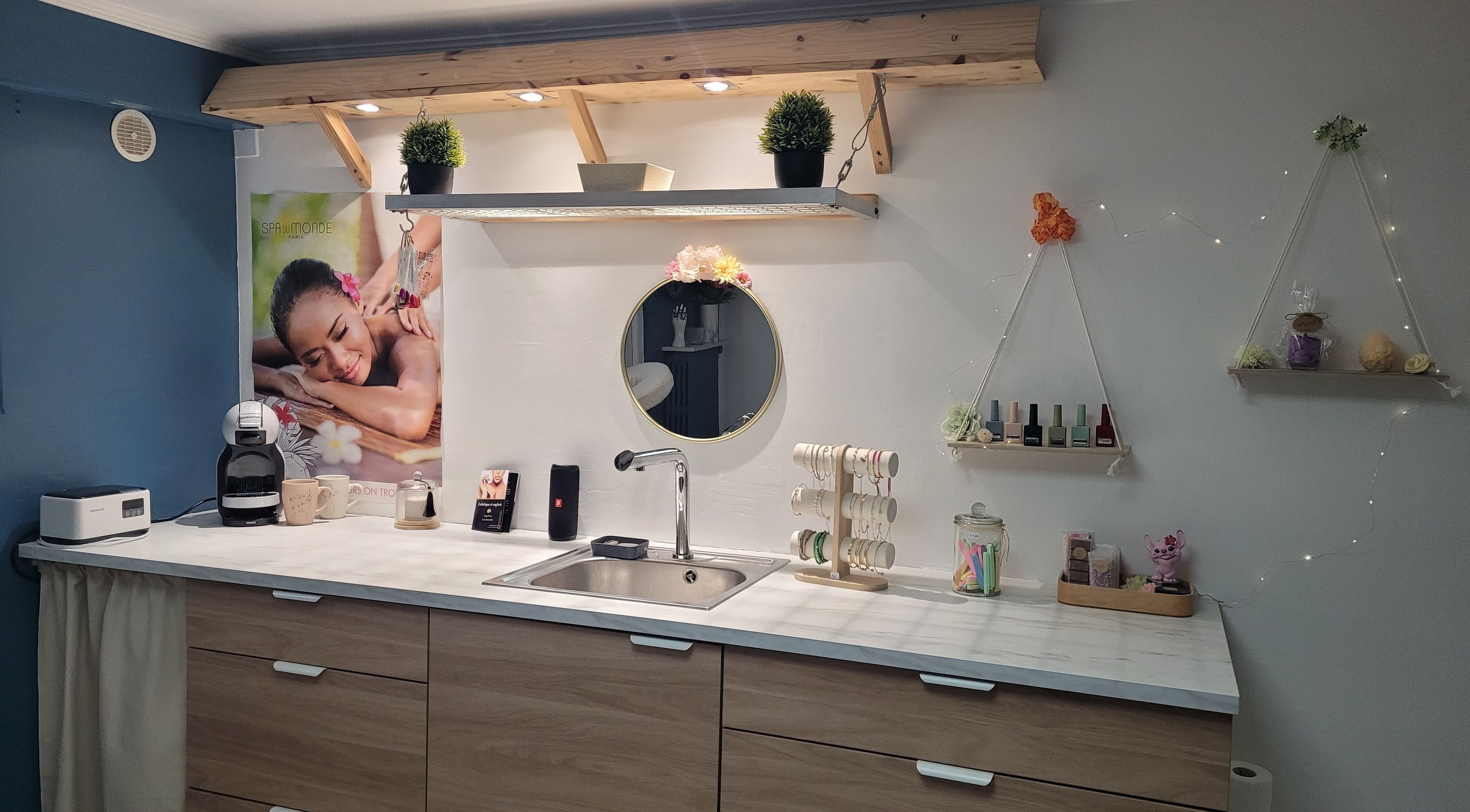 Intérieur apaisant de Magnifi'sens à Coubron, Île-de-france, FR avec décor de spa luxuriant.