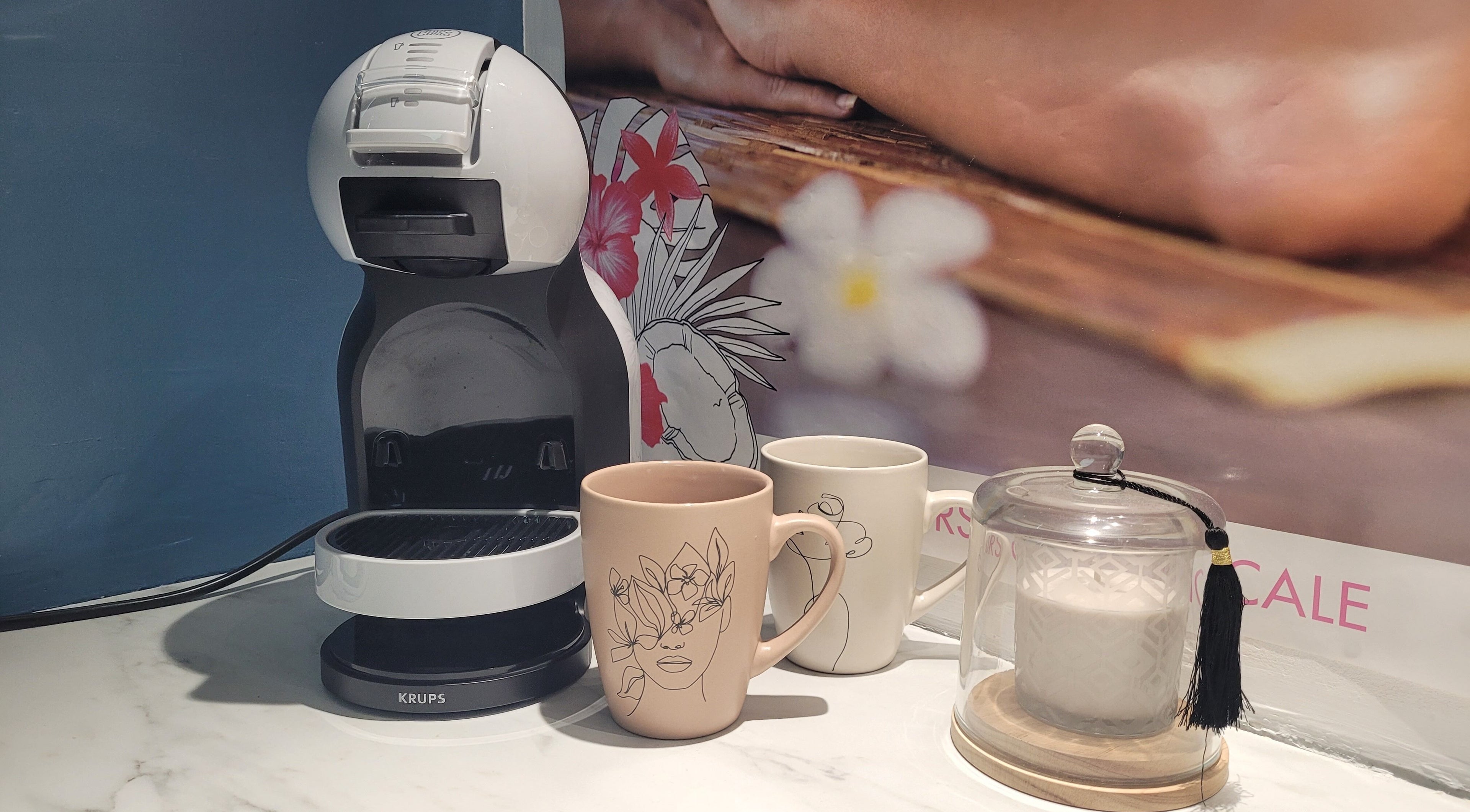Machine à café élégante avec tasses et bougie chez Magnifi'sens, Coubron, Île-de-France, FR.