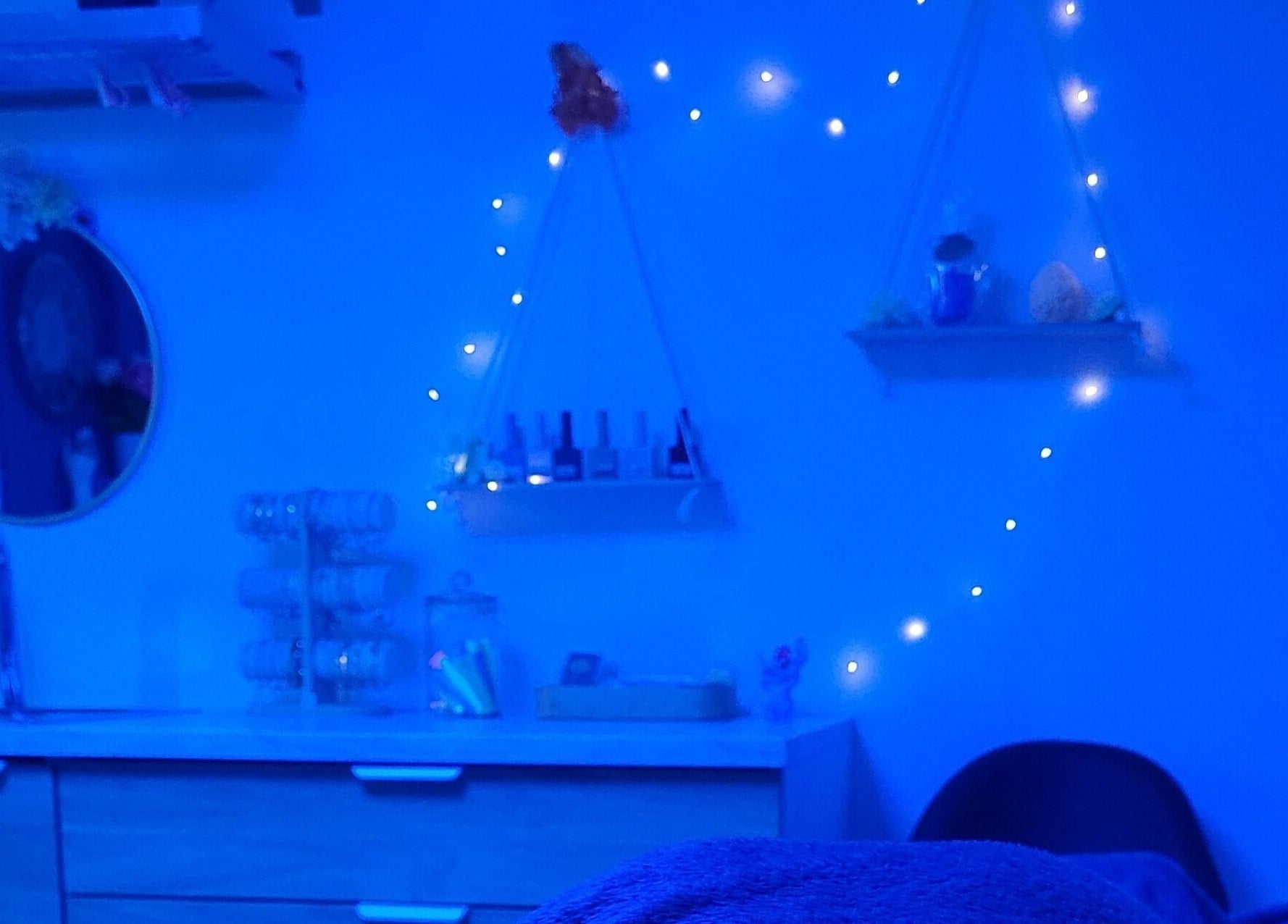 Espace lumineux et relaxant chez Magnifi'sens, Coubron, Île-de-France, FR avec décorations et lumière bleue.