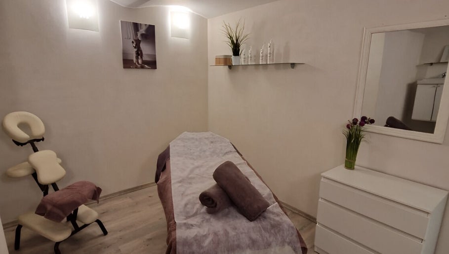 Calm massage room at Ķermeņa procedūras Pārdaugavā in Rīga, LV, featuring massage table and tranquil decor.