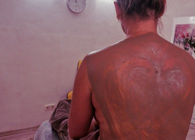 Back treatment with clay heart at Ķermeņa procedūras Pārdaugavā, Rīga, LV. Relaxing spa environment.