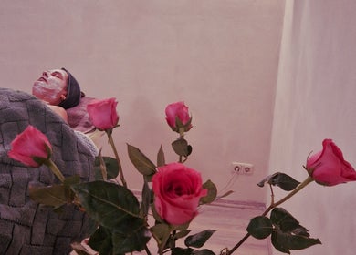 Relaxing facial treatment at Ķermeņa procedūras Pārdaugavā, Rīga, LV with fresh roses and cozy blanket.